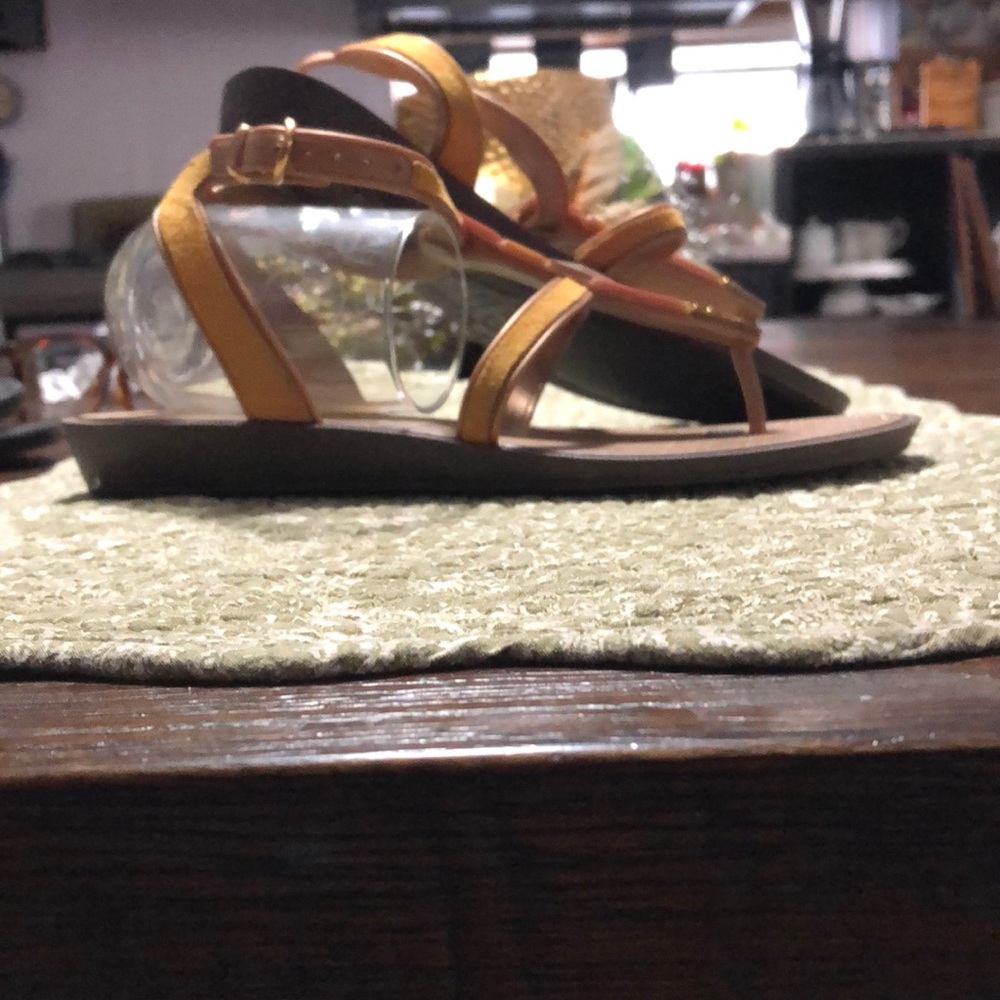 Sandals 5 1/2 - Picture 2 of 3